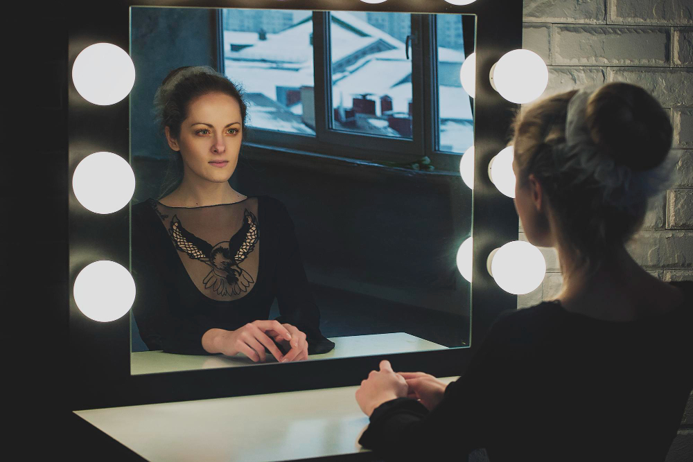 Immagine di attrice in camerino prima di andare in scena